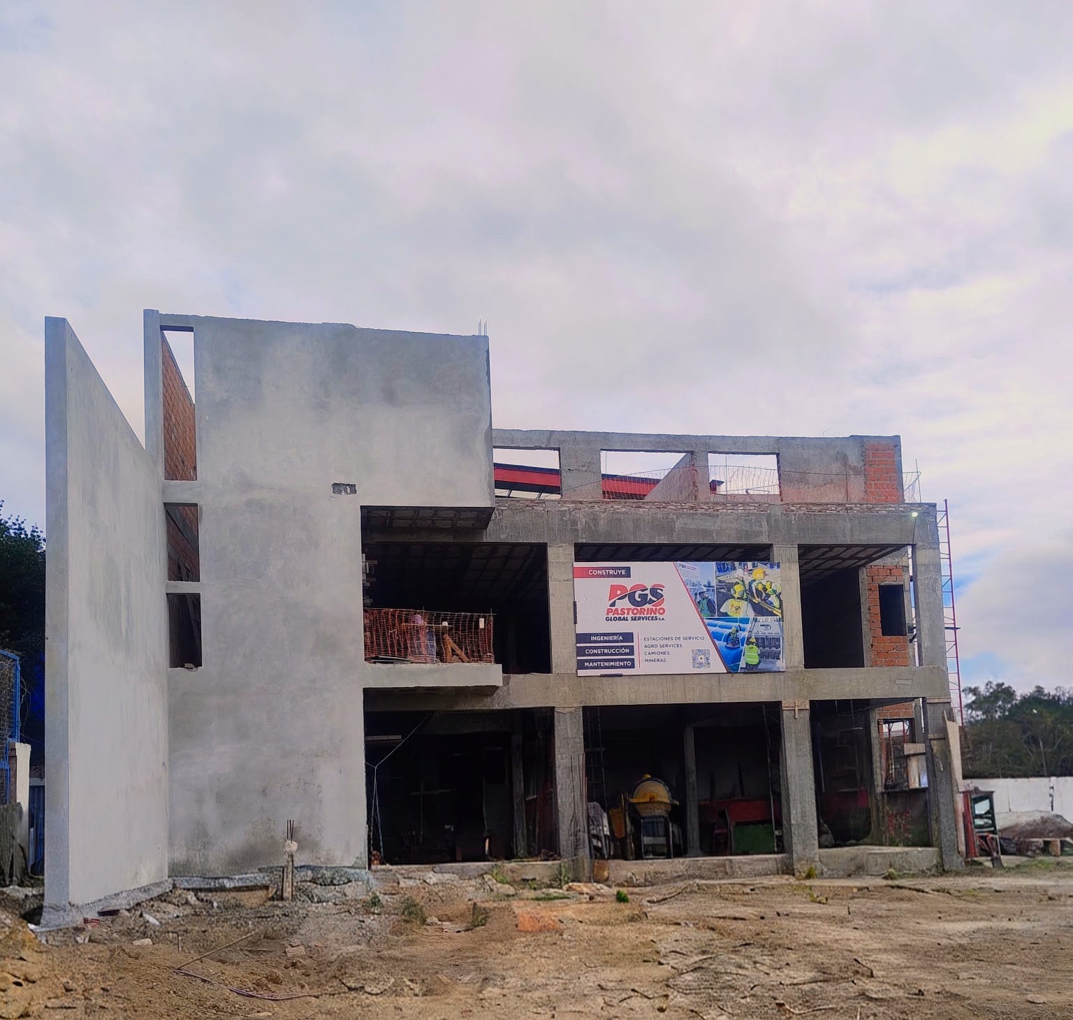 Desarrollo comercial en construcción, vista frontal