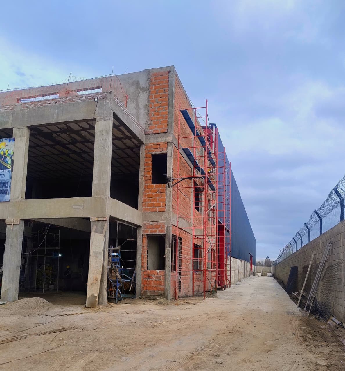 Desarrollo comercial en construcción, vista lateral
